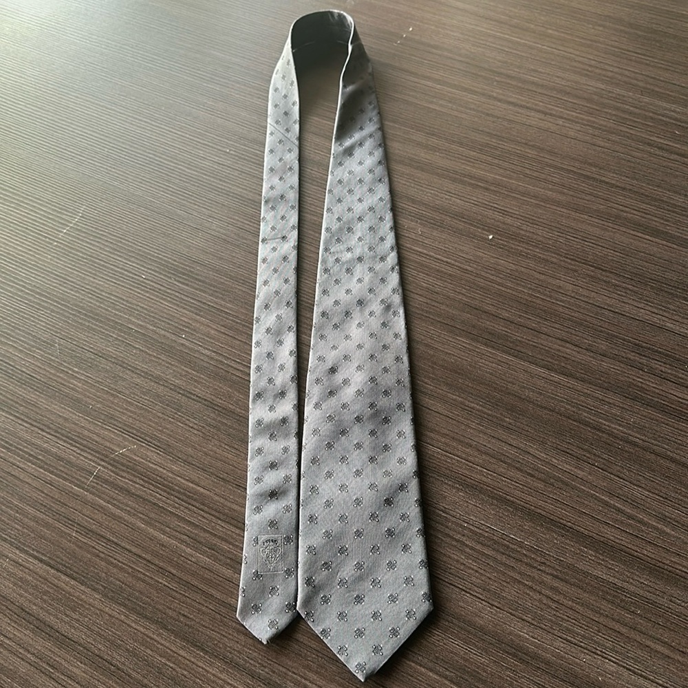 Gorgeous Gucci grey/silver mini logo tie 100%silk